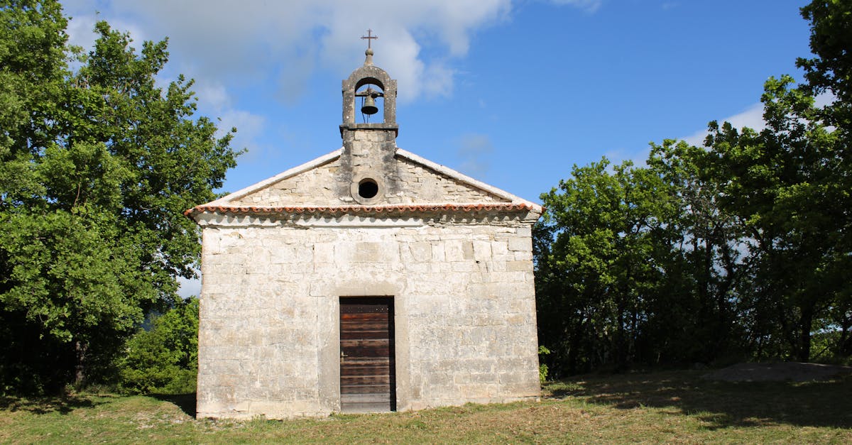 découvrez les chapelles basques, témoins authentiques de la culture et de l'architecture traditionnelles du pays basque.