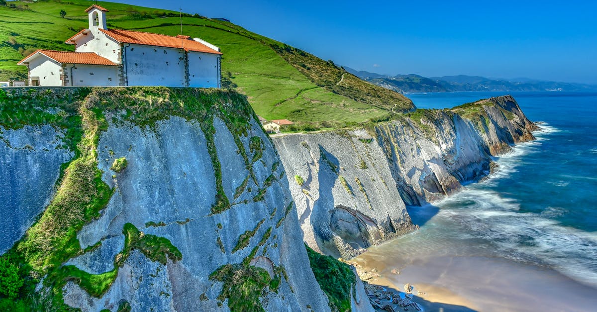 découvrez les chapelles basques, témoins authentiques de la culture et de l'architecture traditionnelle du pays basque.