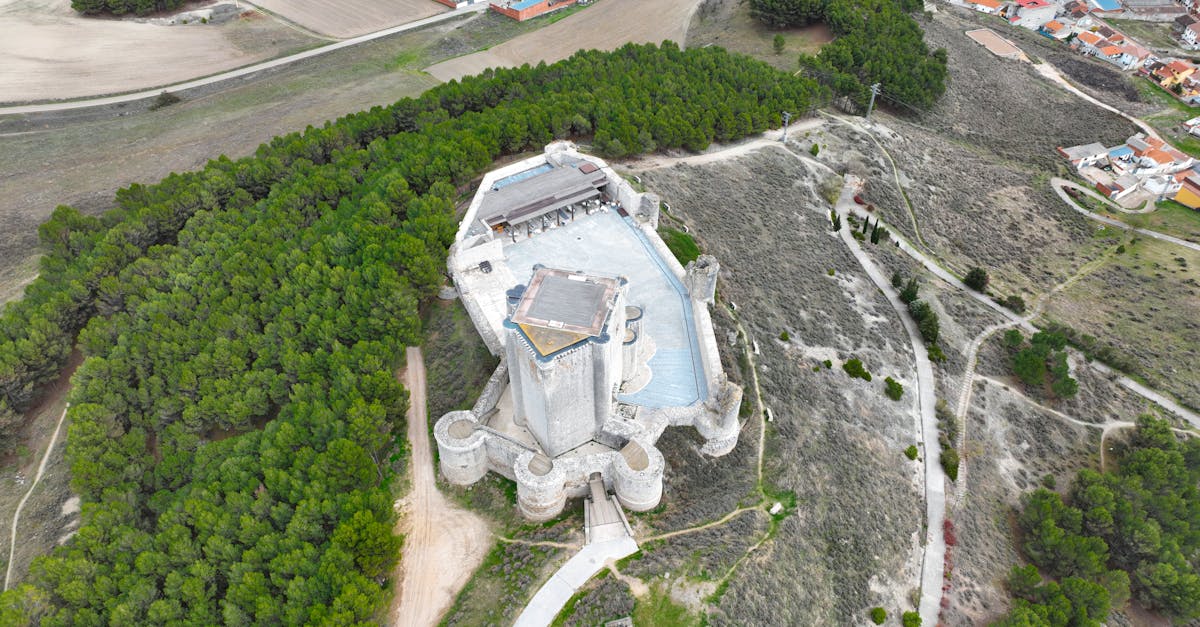 découvrez issan castle, un château historique alliant charme médiéval et beauté architecturale, idéal pour les amateurs d'histoire et de culture.