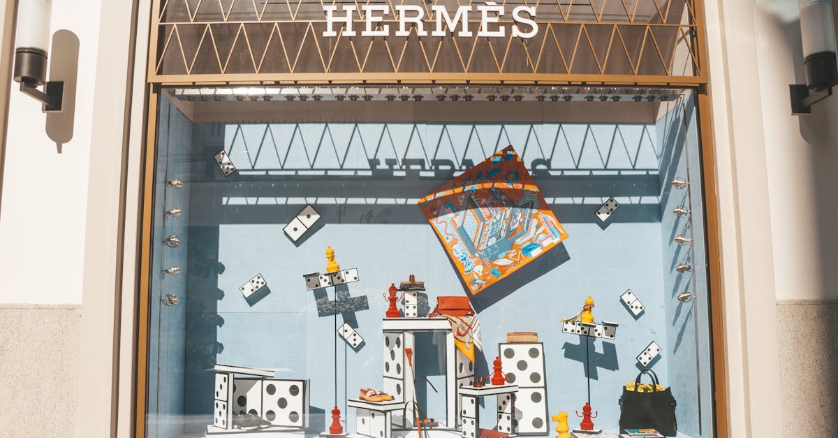découvrez la boutique hermès dédiée aux articles en cuir d'exception. sacs, accessoires et maroquinerie alliant savoir-faire artisanal et élégance intemporelle.