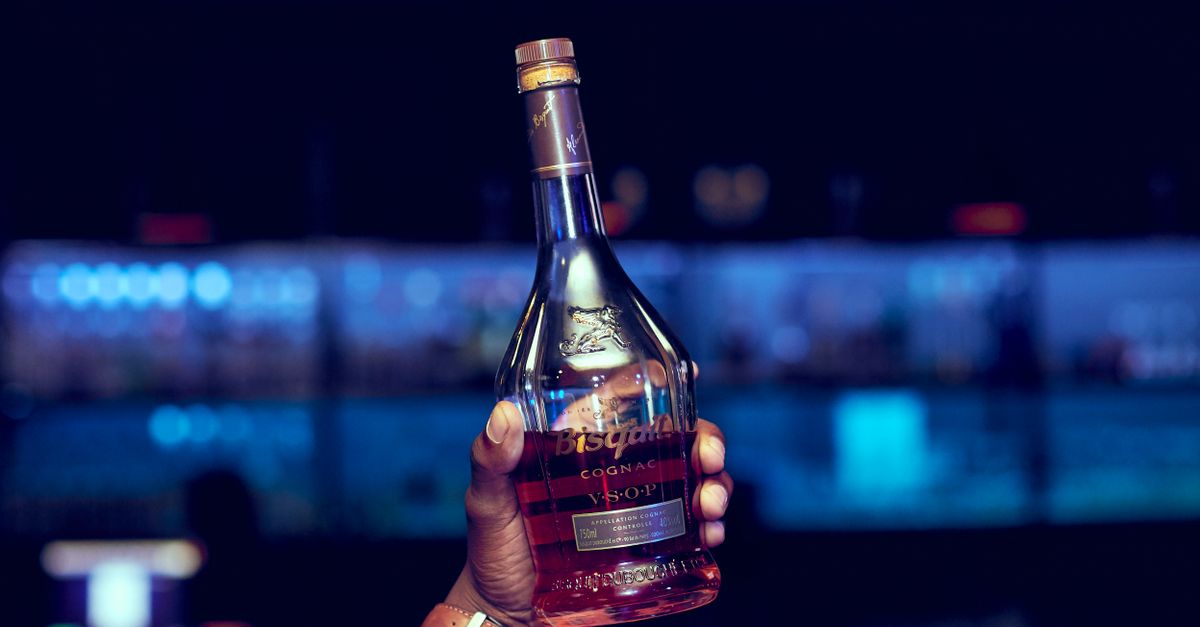 découvrez l'art du cognac avec des artisans passionnés, maîtrisant tradition et savoir-faire pour créer des eaux-de-vie d'exception.