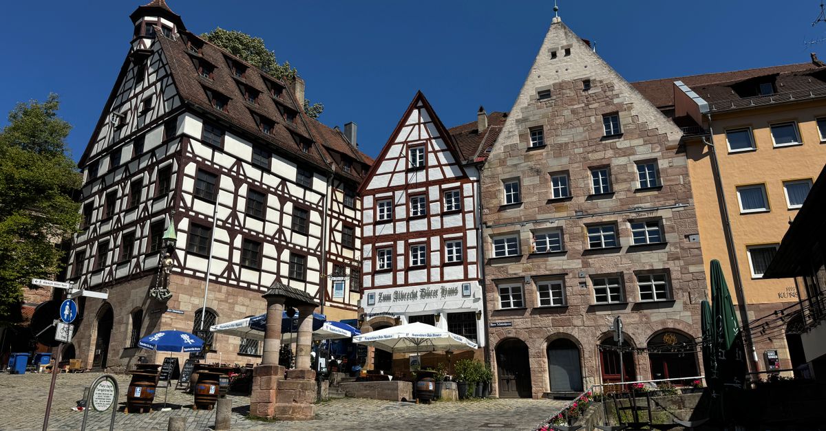 découvrez une charmante ville médiévale avec ses ruelles pittoresques, son architecture historique et son ambiance authentique du moyen âge.