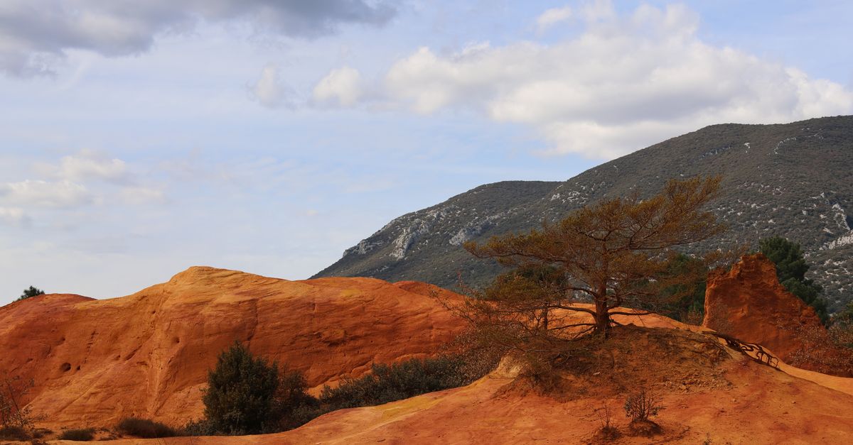 découvrez ochre village, un charmant village aux maisons aux teintes ocre chaleureuses, offrant une ambiance authentique et un cadre paisible pour des moments inoubliables.