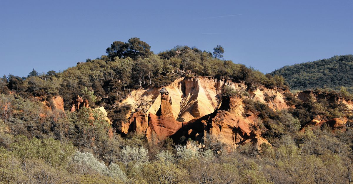 découvrez ochre village, un charmant village aux maisons colorées en ocre, offrant une ambiance chaleureuse et un cadre pittoresque pour des visites inoubliables.